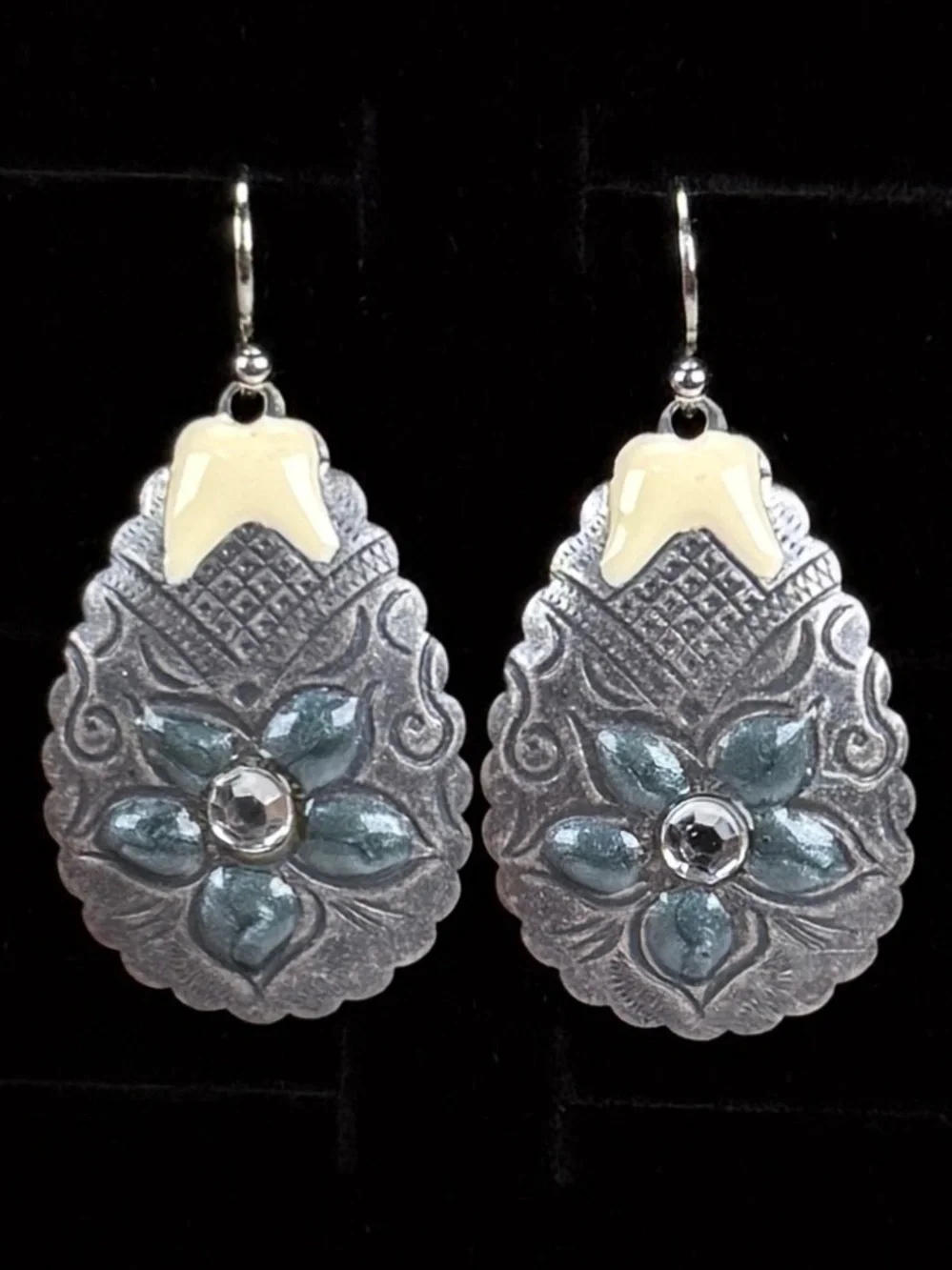 Gorgeous vintage Silvertone Bluey cream enamel costume pierced earrings